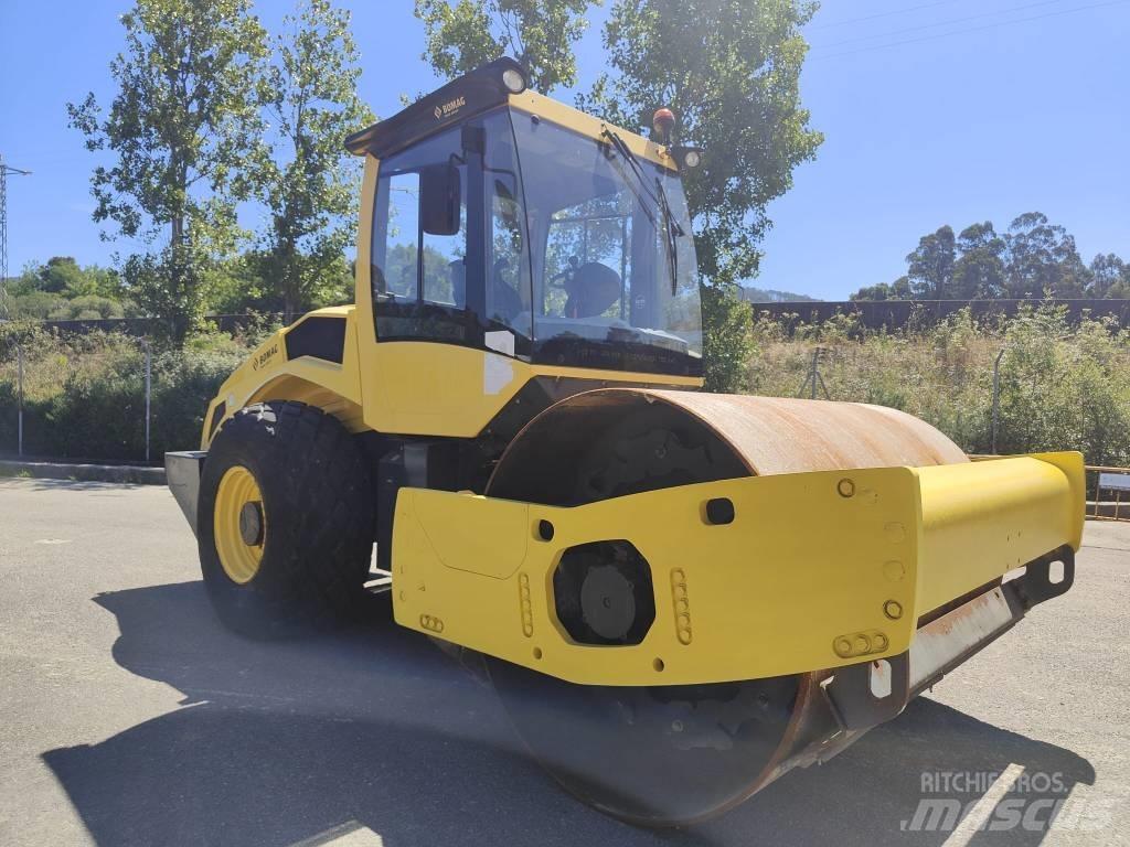 Bomag BW 211 D-50 タイヤローラ