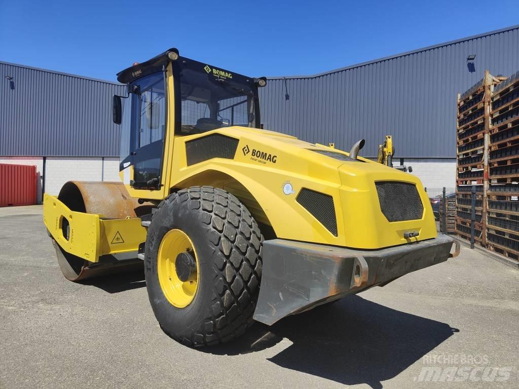 Bomag BW 211 D-50 タイヤローラ