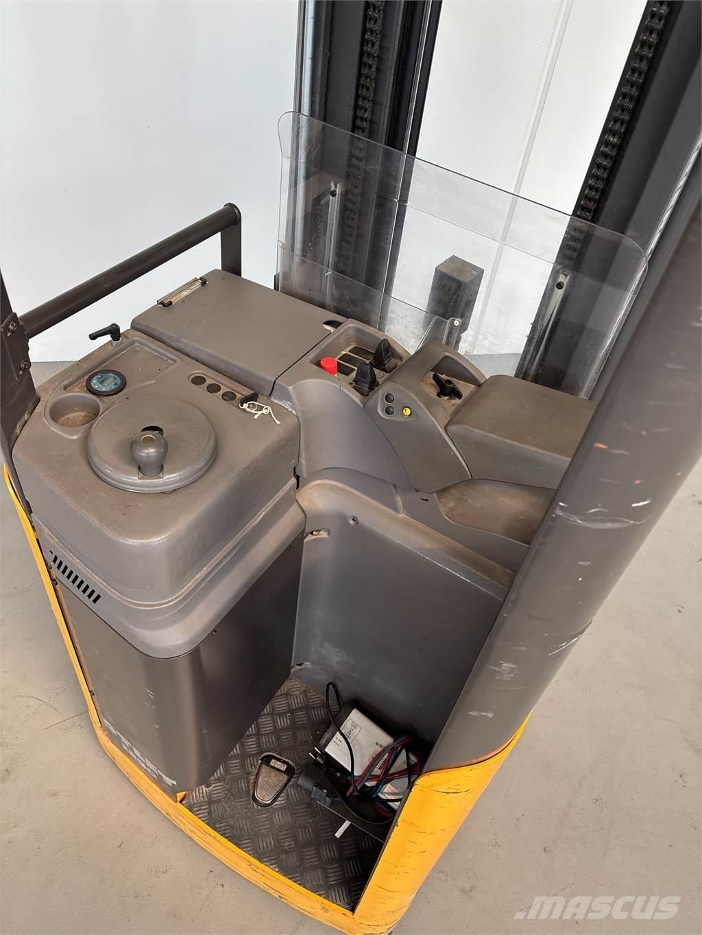 Atlet A160 自走式スタッカー