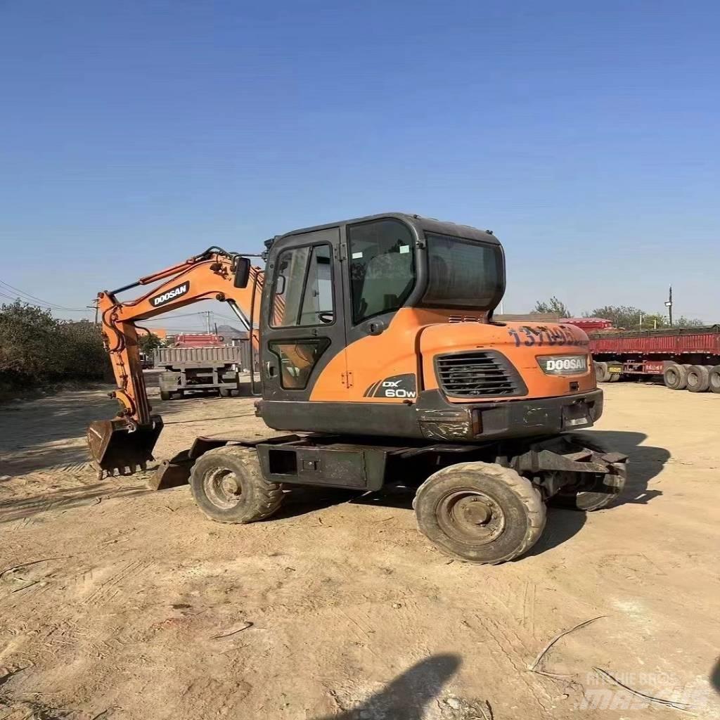 Doosan DX60W ホイール式油圧ショベル（パワーショベル・ユンボ・バックホー）