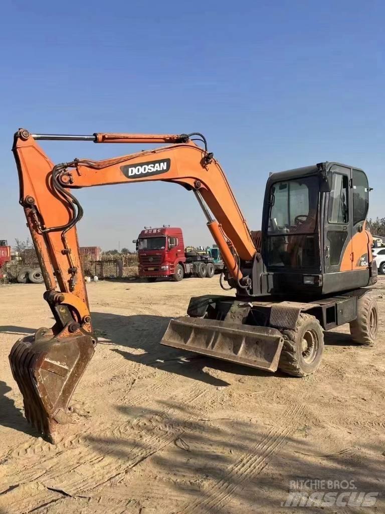 Doosan DX60W ホイール式油圧ショベル（パワーショベル・ユンボ・バックホー）