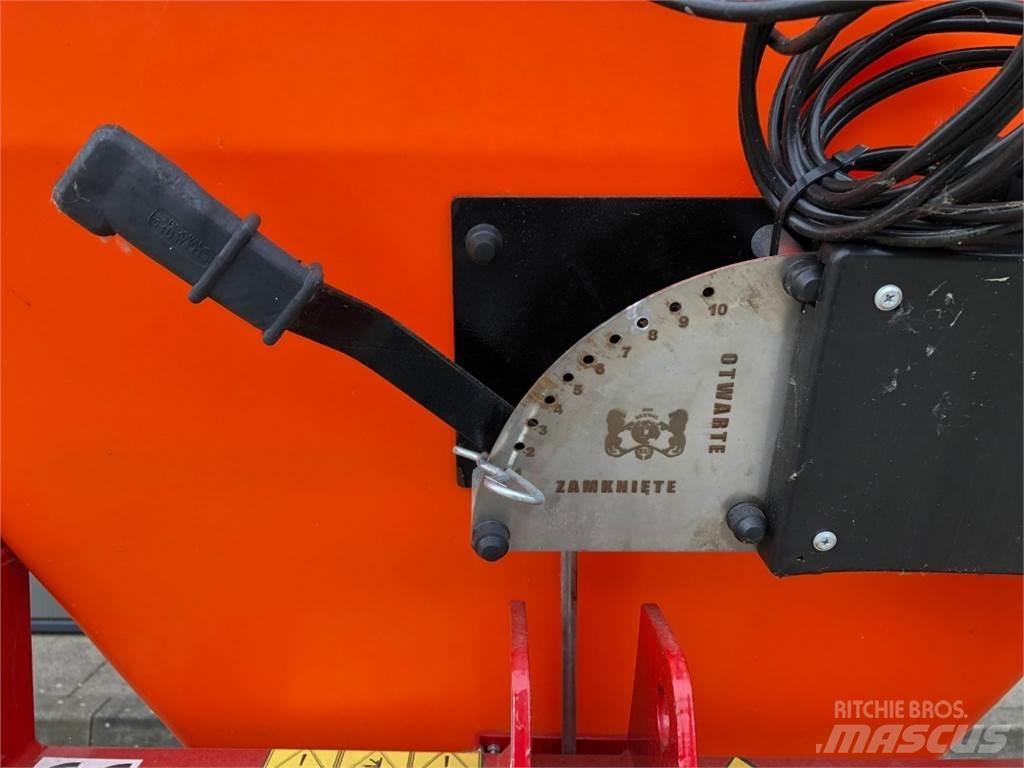  STEKRO WIBRO 600 砂と塩撒き専用車