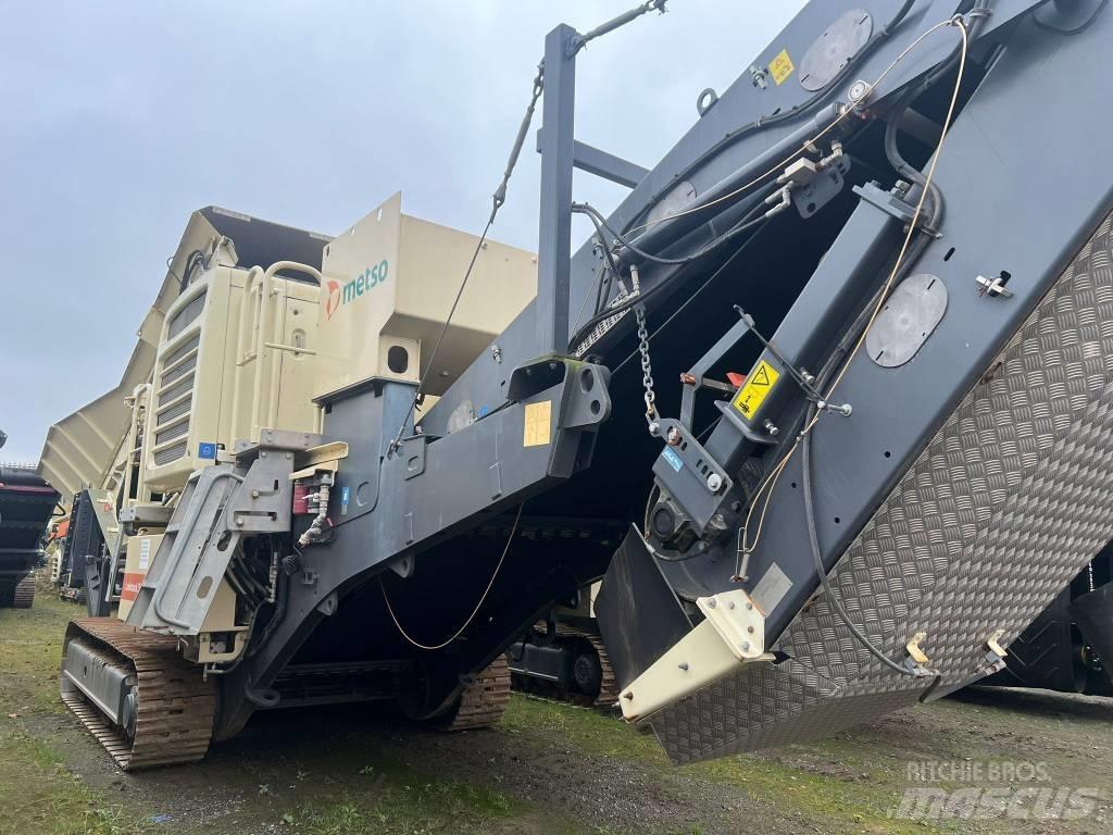 Metso LT 300 HP 自走式クラッシャー