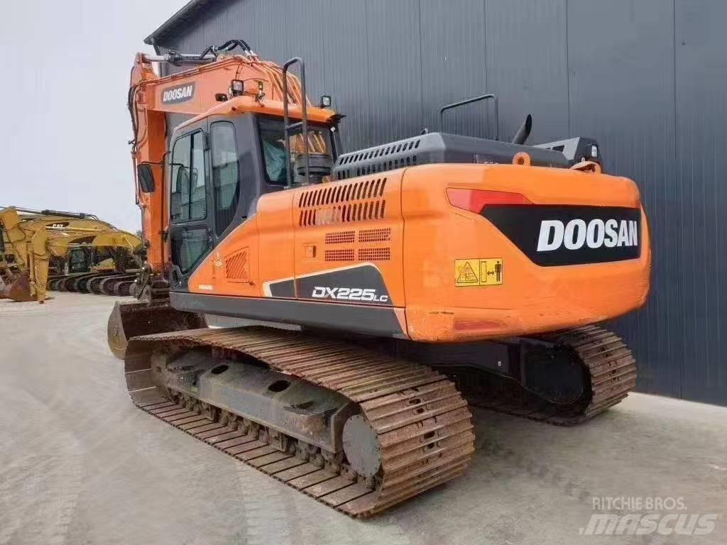 Doosan DX 225 LC 大型油圧ショベル12t以上（パワーショベル・ユンボ）
