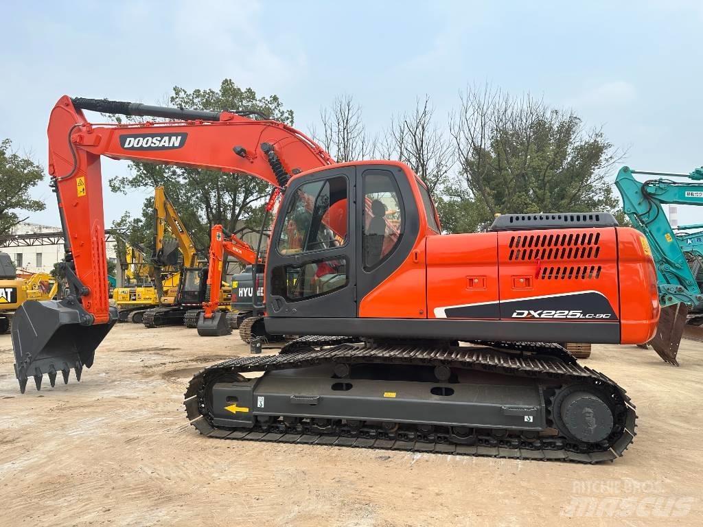 Doosan DX 225 LC-9 大型油圧ショベル12t以上（パワーショベル・ユンボ）