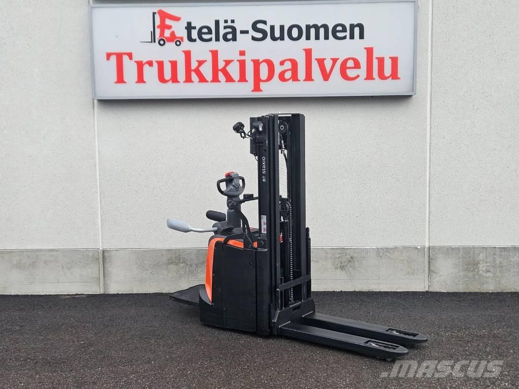 Toyota SPE120 L 自走式スタッカー