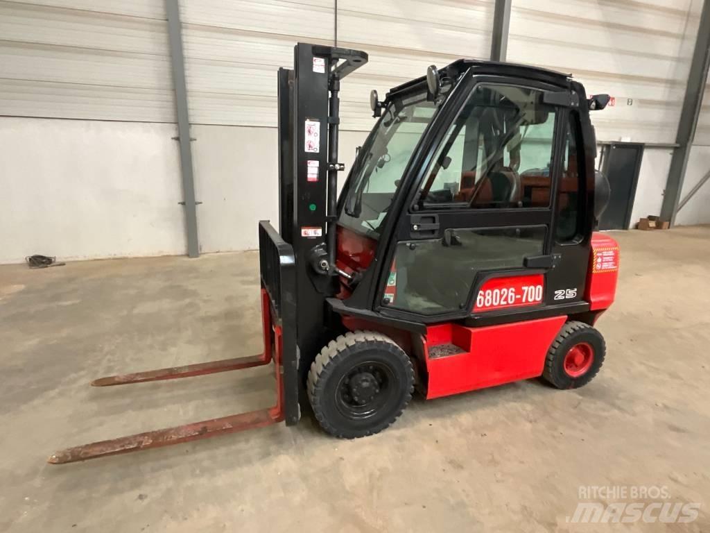 Nissan U1 D2 A 25 LQ LPGフォークリフト