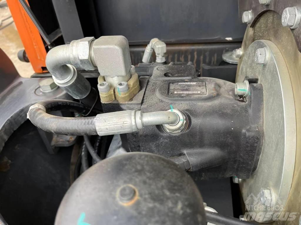 Doosan DX 140 LC 大型油圧ショベル12t以上（パワーショベル・ユンボ）