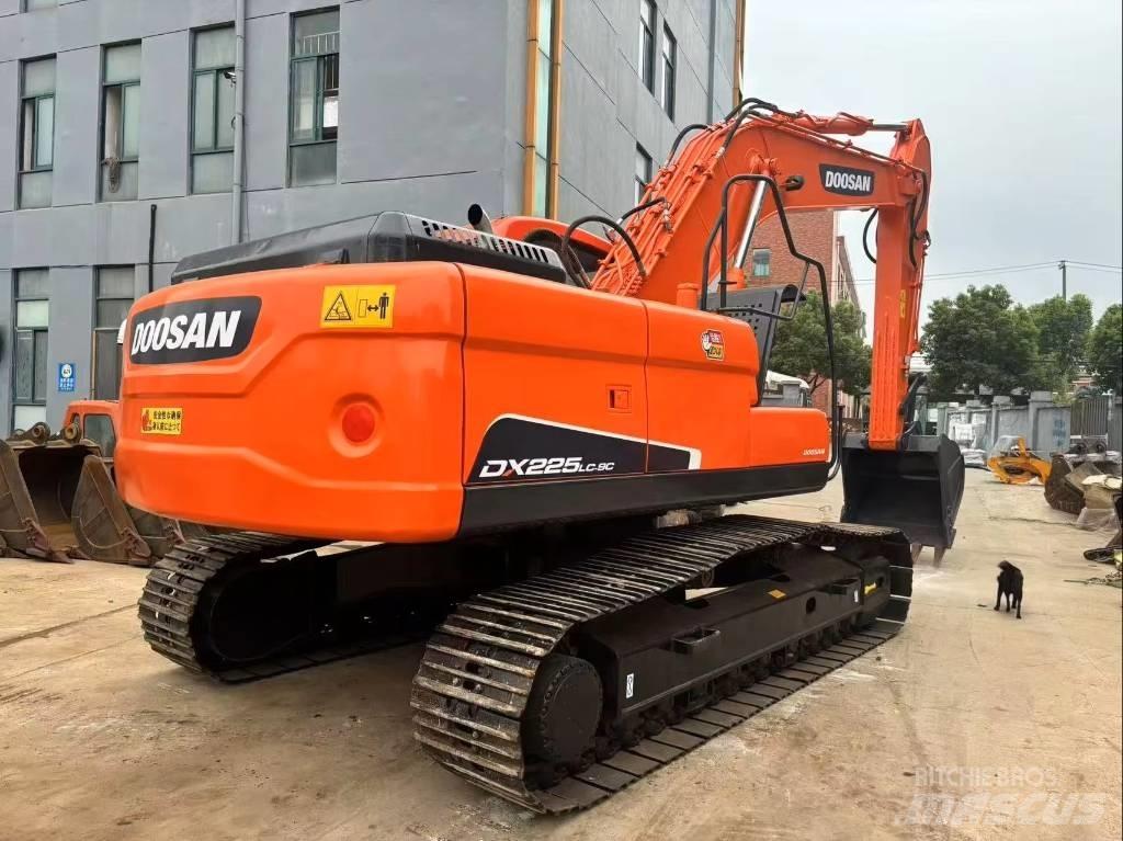 Doosan DX 225 LC 大型油圧ショベル12t以上（パワーショベル・ユンボ）
