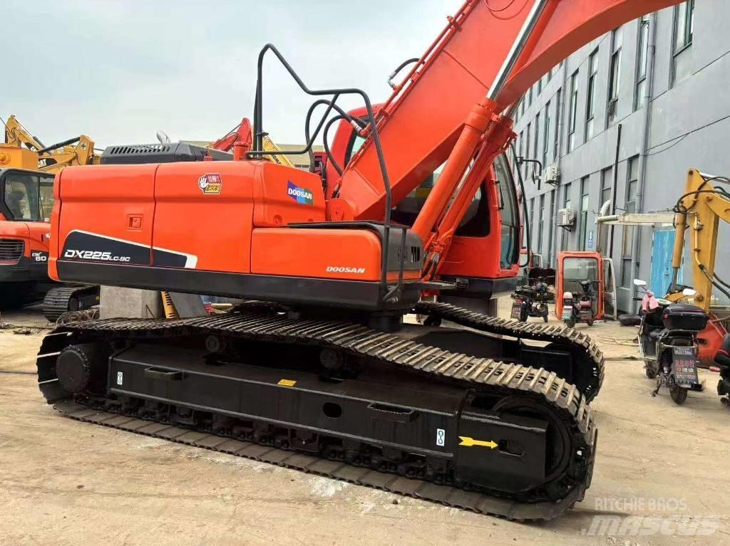 Doosan DX 225 LC 大型油圧ショベル12t以上（パワーショベル・ユンボ）