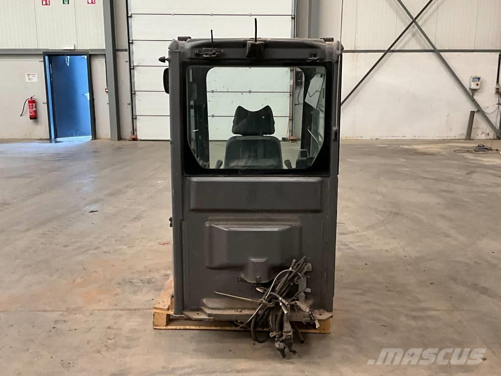 Hitachi ZX 210-3 キャビン及び内装