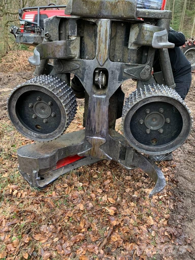 Komatsu S132 枝払い機