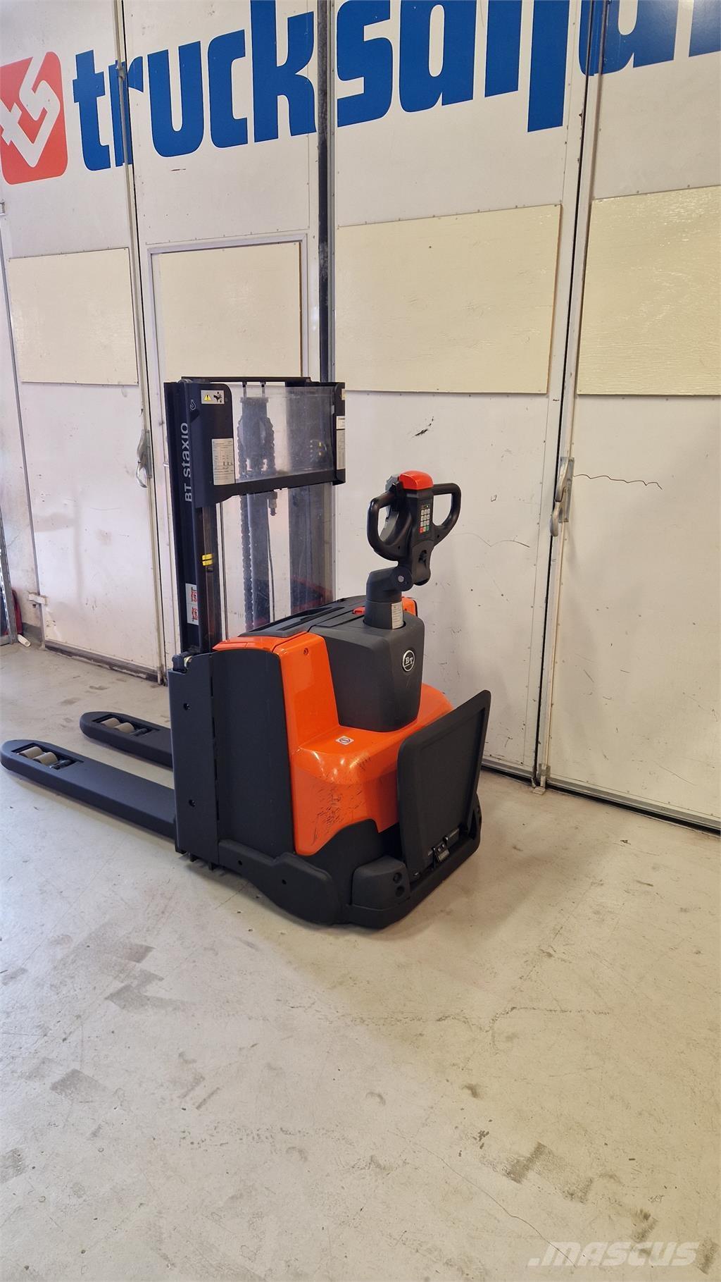 BT SWE200D 自走式スタッカー