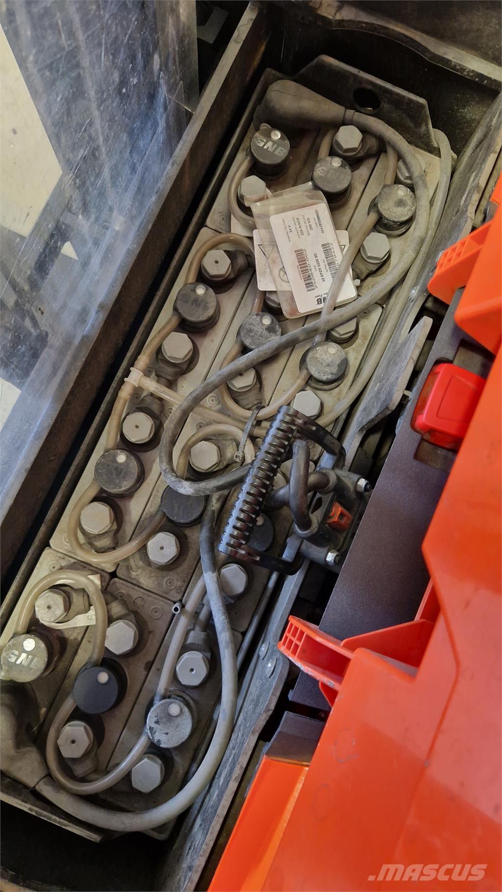 BT SWE200D 自走式スタッカー