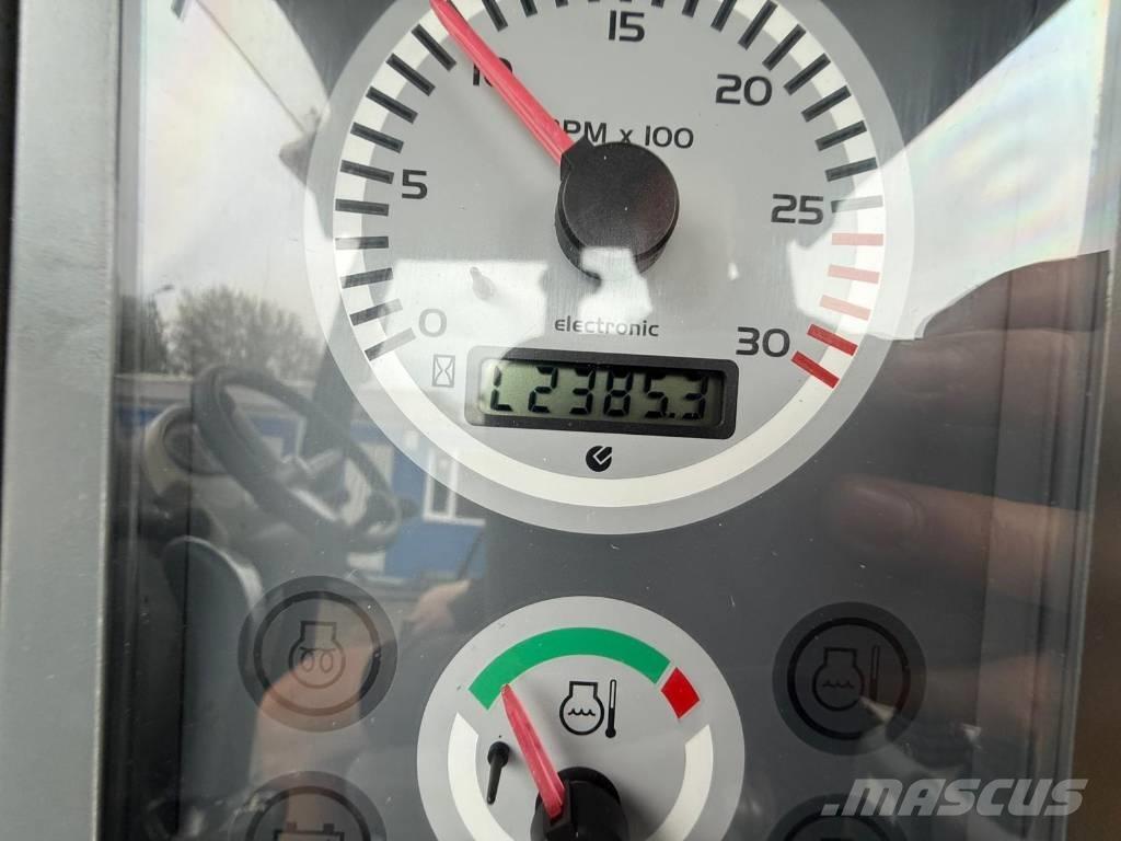 Komatsu WB 93 S-5 バックホーローダー