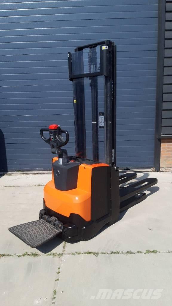 BT SWE 120 自走式スタッカー