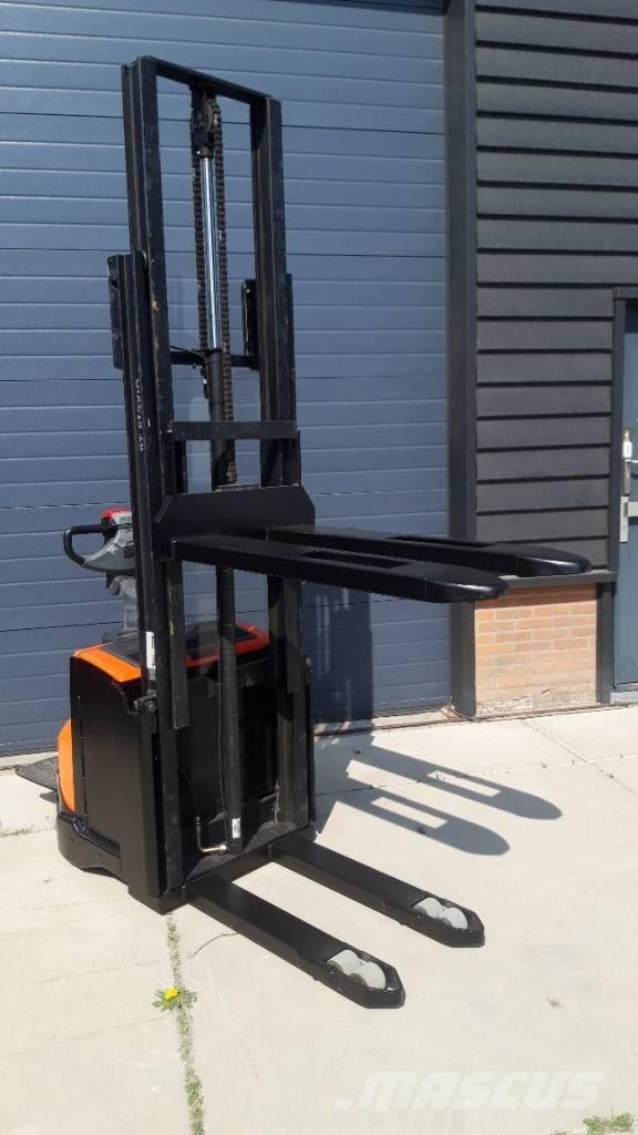 BT SWE 120 自走式スタッカー