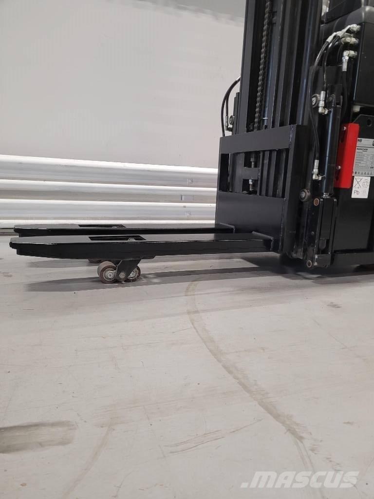Rocla SST 16 ACI 自走式スタッカー