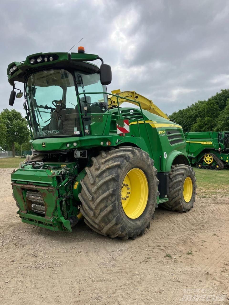 John Deere 8500 自走式フォレージハーベスター