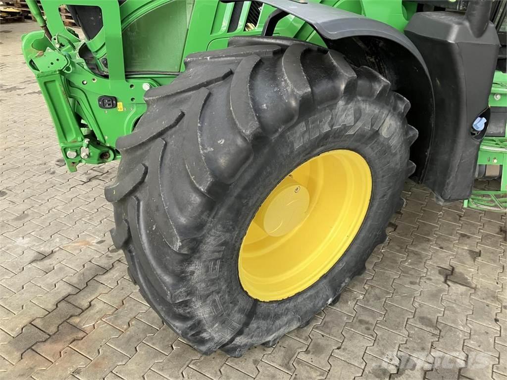 John Deere 6155R トラクター