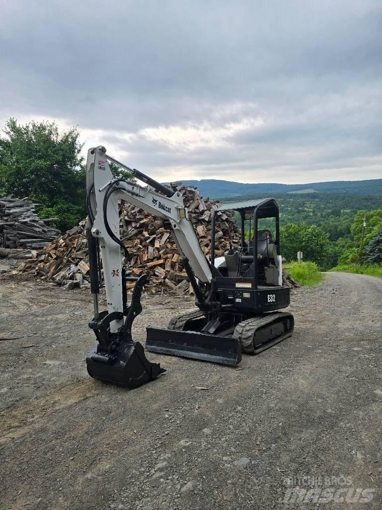 Bobcat E 32 ミニ油圧ショベル 7t以下（ミニユンボ・ミニディガー）