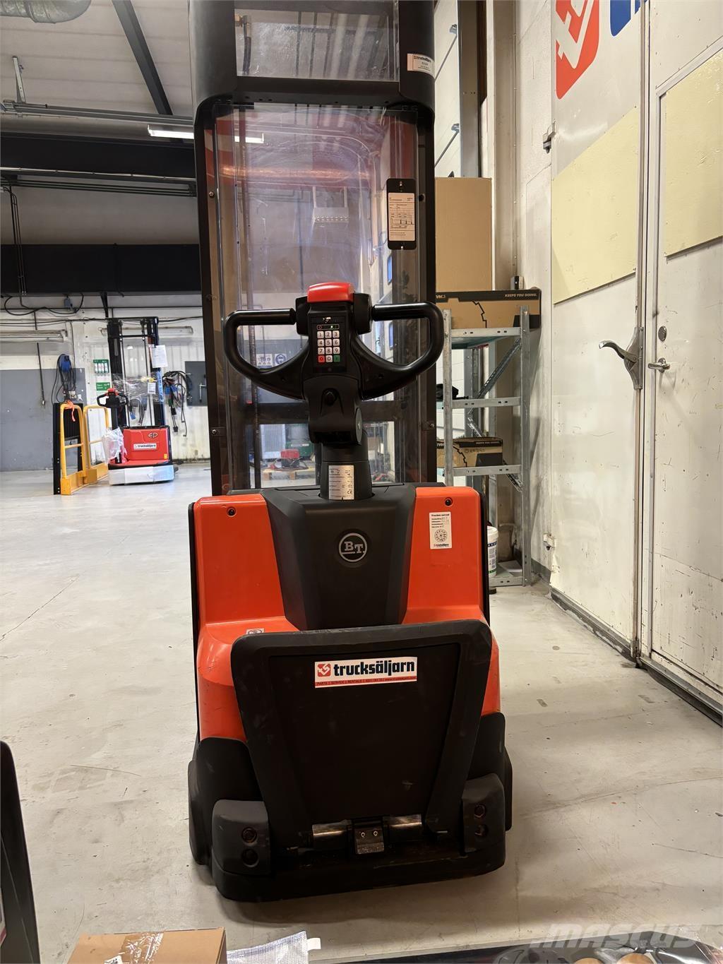 Toyota SWE120 自走式スタッカー