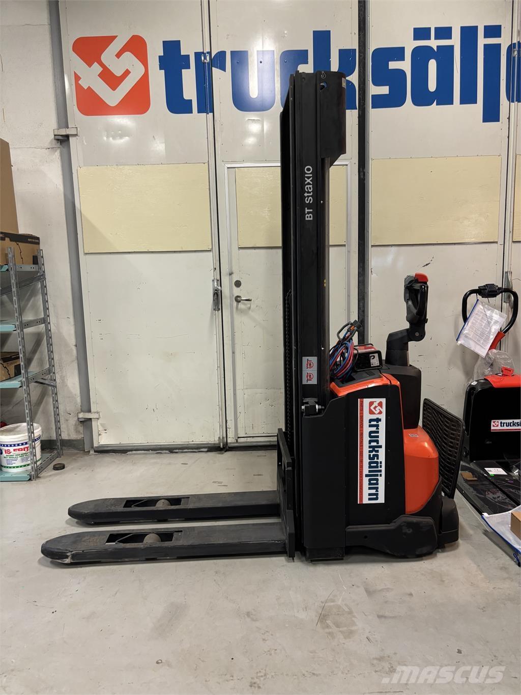 Toyota SWE120 自走式スタッカー