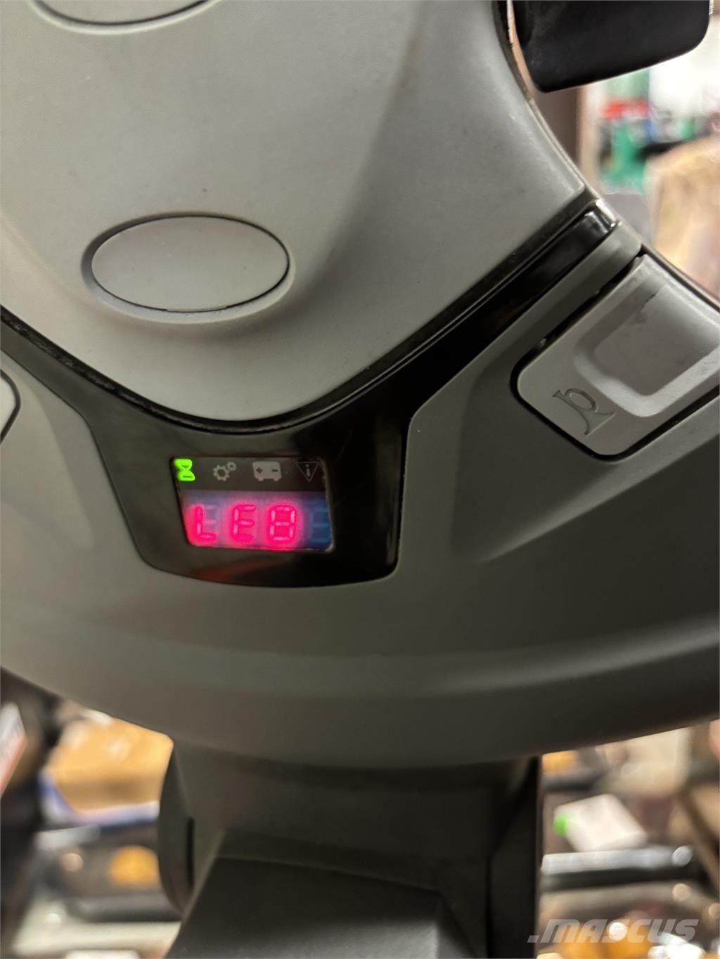 Toyota SWE120 自走式スタッカー