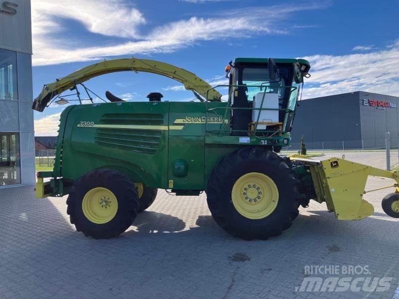 John Deere 7300 自走式フォレージハーベスター