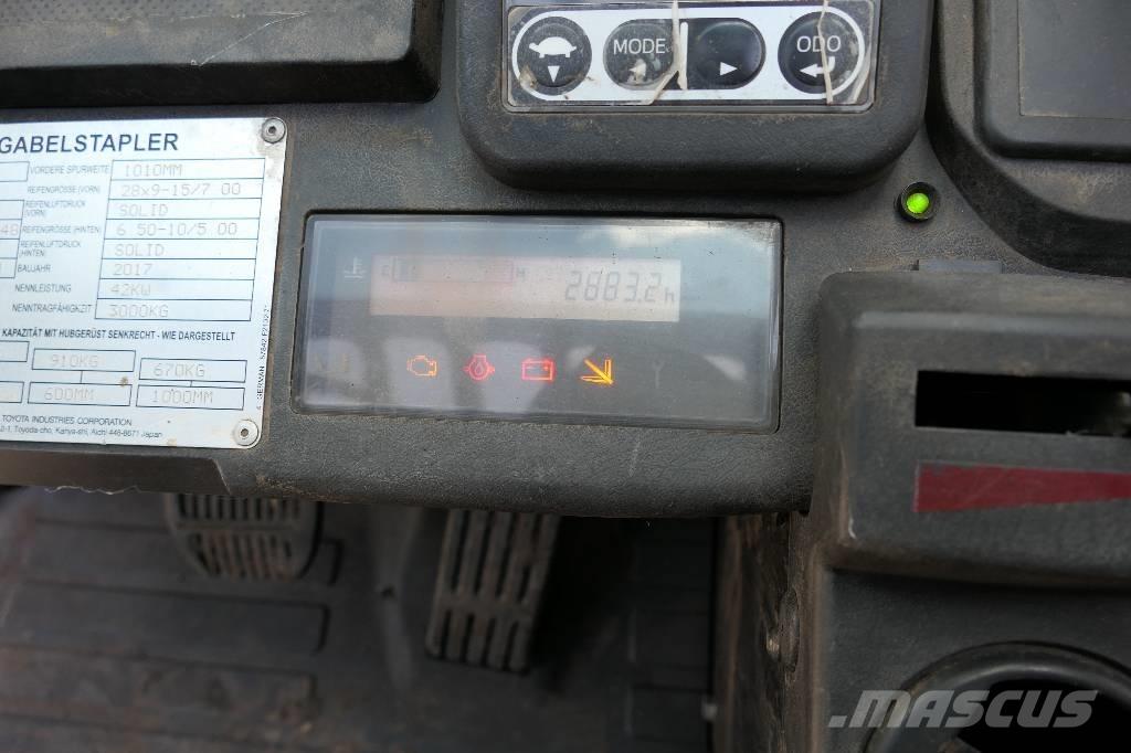 Toyota 02-8 FGF 30 LPGフォークリフト