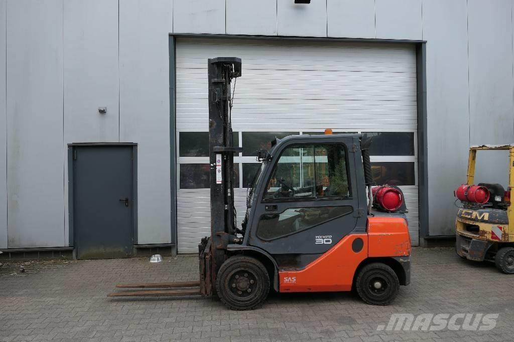Toyota 02-8 FGF 30 LPGフォークリフト