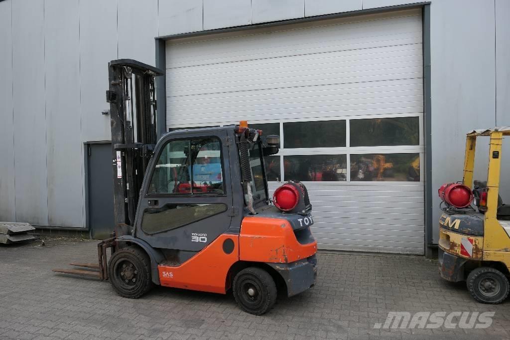 Toyota 02-8 FGF 30 LPGフォークリフト