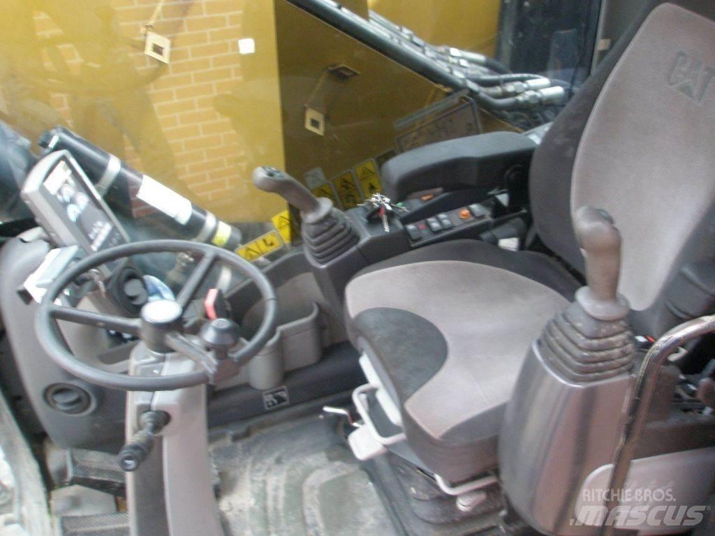 CAT M318D ホイール式油圧ショベル（パワーショベル・ユンボ・バックホー）