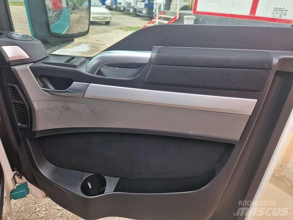 MAN TGX 26.440 キャビン及び内装