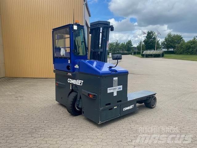 Combilift C4500E 全方向リーチ型フォークリフト