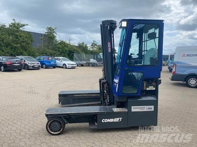 Combilift C4500E 全方向リーチ型フォークリフト