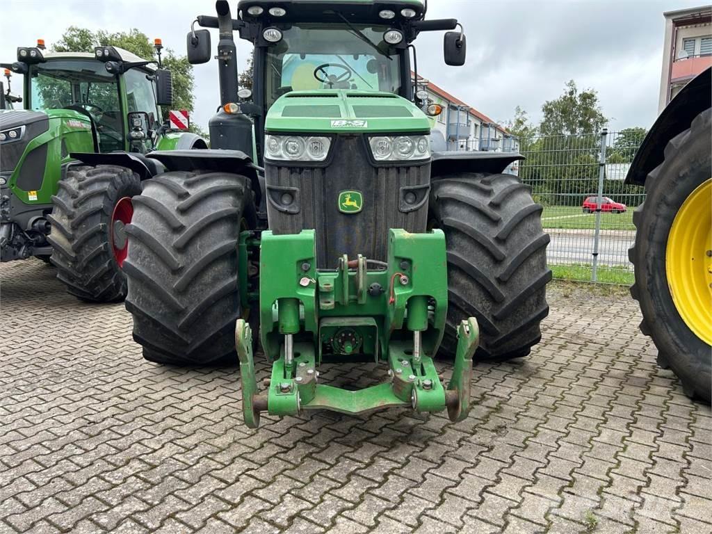 John Deere 8335R トラクター