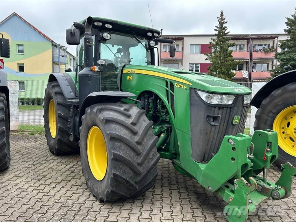 John Deere 8335R トラクター