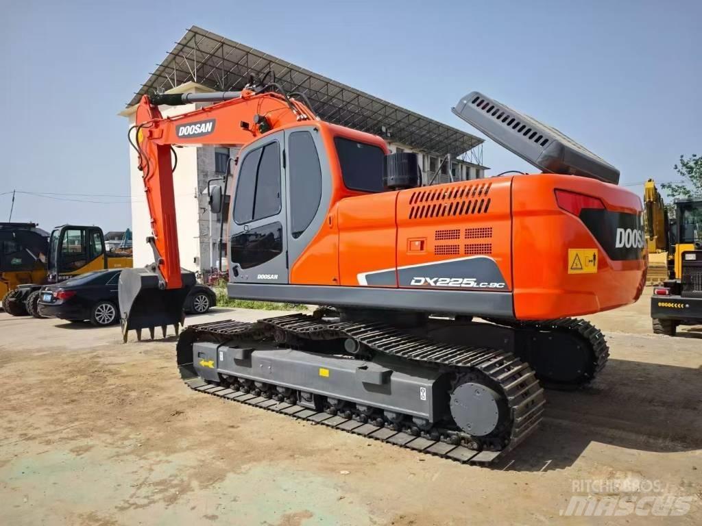 Doosan DX 225 LC 大型油圧ショベル12t以上（パワーショベル・ユンボ）