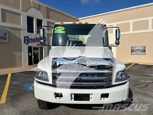 Hino L7 キャブ付きシャーシ
