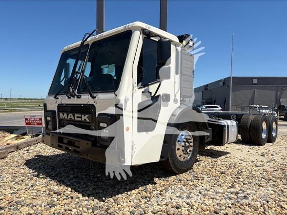 Mack LR64R キャブ付きシャーシ