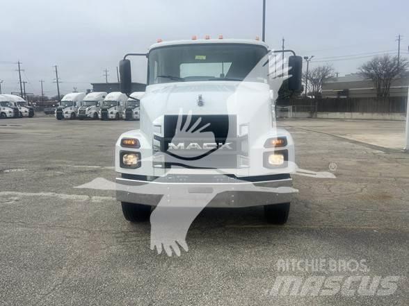 Mack MD6 キャブ付きシャーシ