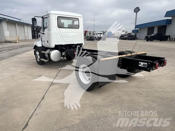 Mack MD6 キャブ付きシャーシ