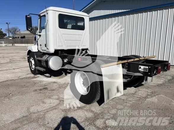Mack MD6 キャブ付きシャーシ