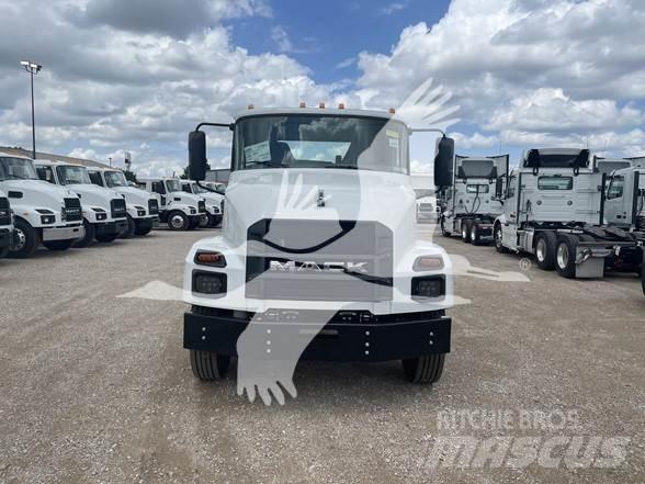 Mack MD6 キャブ付きシャーシ