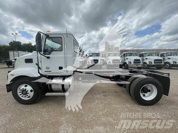 Mack MD6 キャブ付きシャーシ