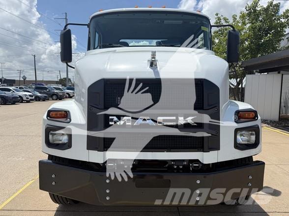 Mack MD6 キャブ付きシャーシ