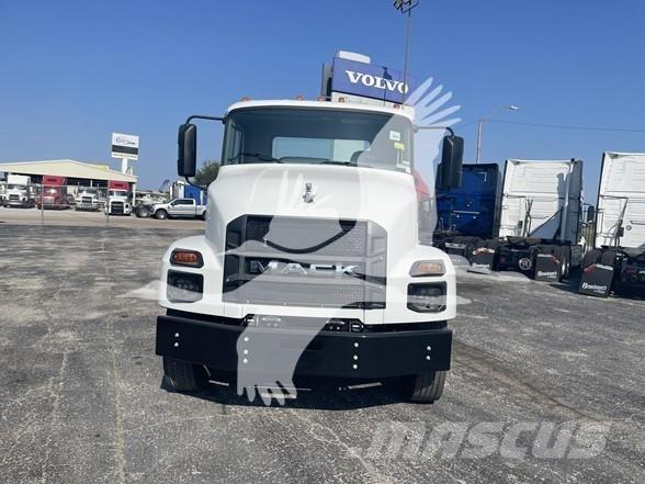 Mack MD6 キャブ付きシャーシ