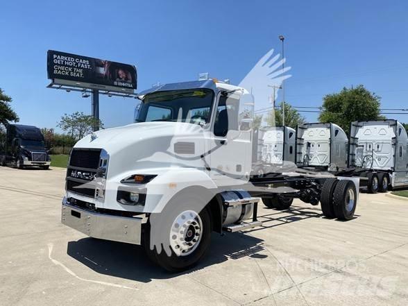 Mack MD7 キャブ付きシャーシ
