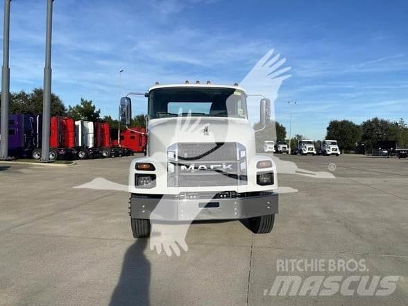 Mack MD7 キャブ付きシャーシ